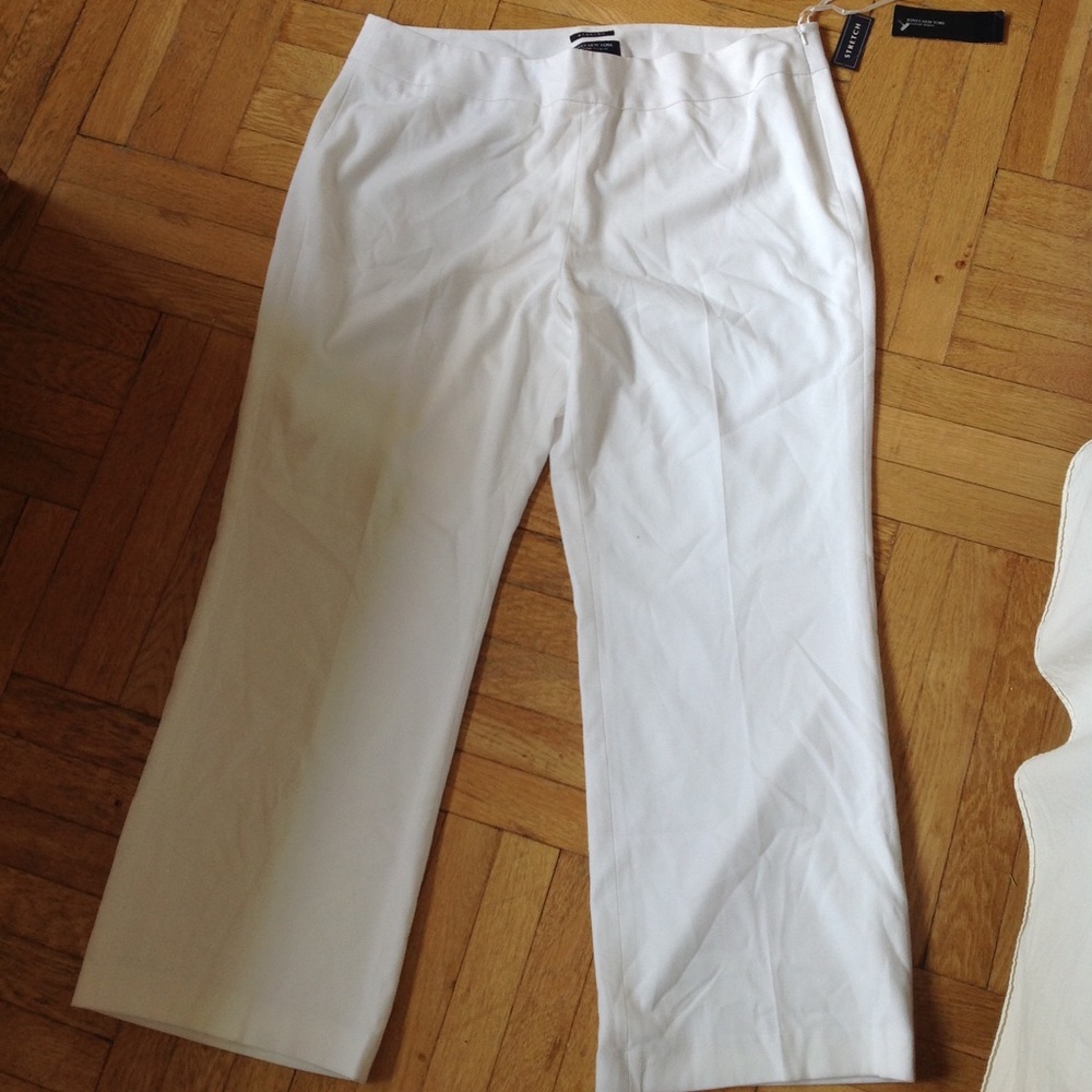 Jones New York Signature Woman stretch white pants